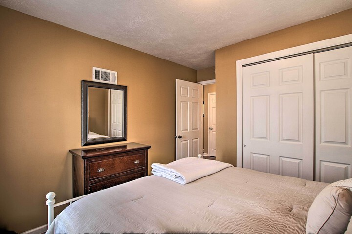 Cottage w / Yard Walk to Historic Attractions