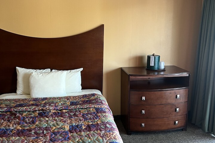Room 304 of 443