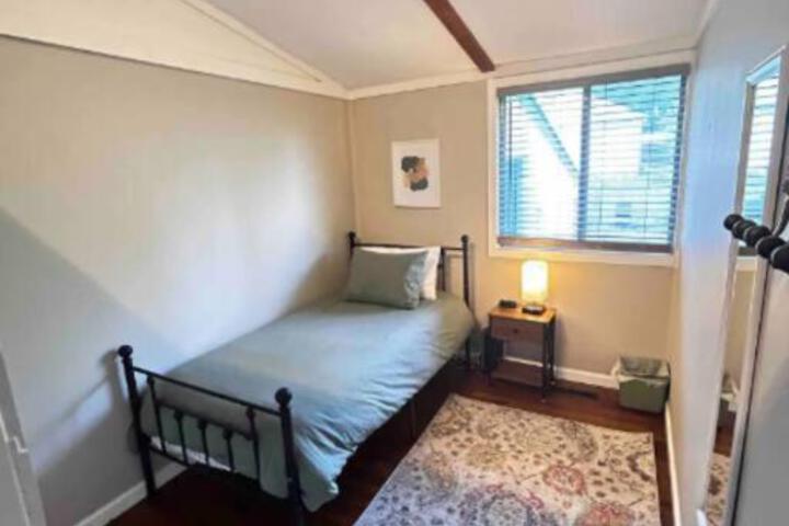8th Street Haven - 3 bedroom House in DT Hamilton