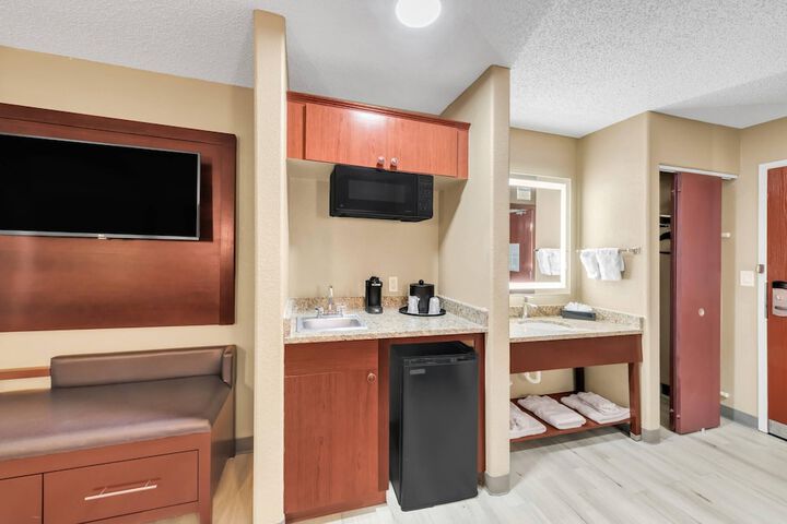 Comfort Suites Lakewood - Denver