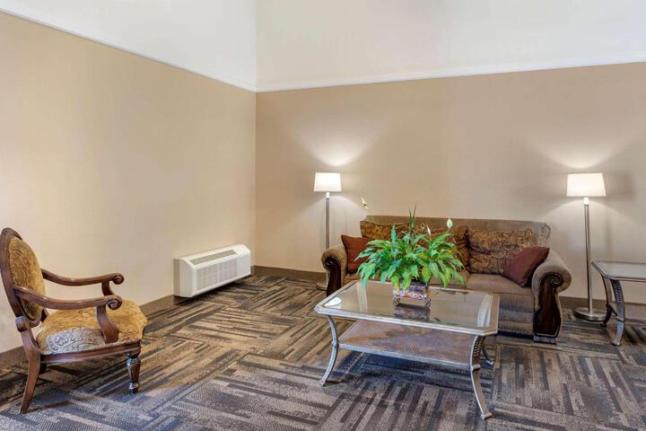 Econo Lodge Inn & Suites