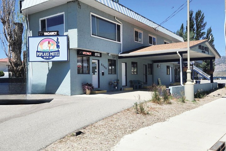 Poplars Motel on the lake