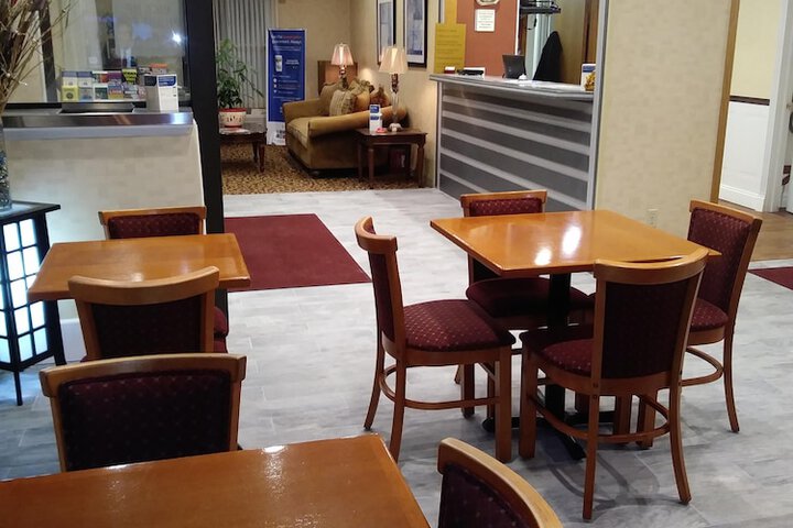 Dining 17 of 24