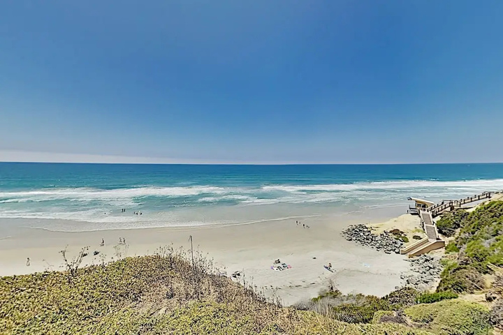 Immaculate Beach W / Pool Hot Tub & Balconies 2 Bedroom Condo