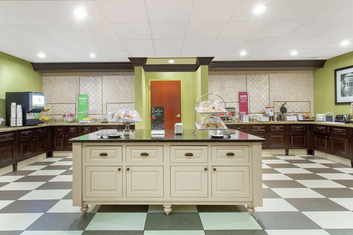 Hampton Inn & Suites Albany Airport