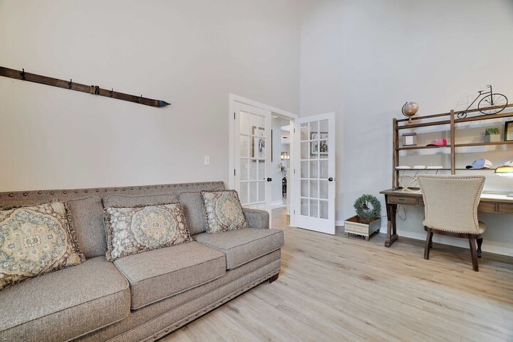 The Nest at Pinecrest by Avantstay Spacious Deck Game Room, Fire Pit