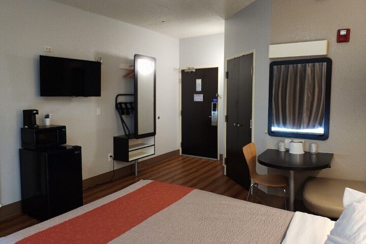 Room 16 of 32