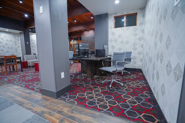Business Center 63 of 66