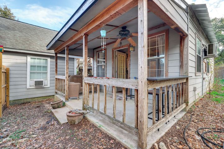Cozy Couples Cottage w / View Near Canyon Lake!