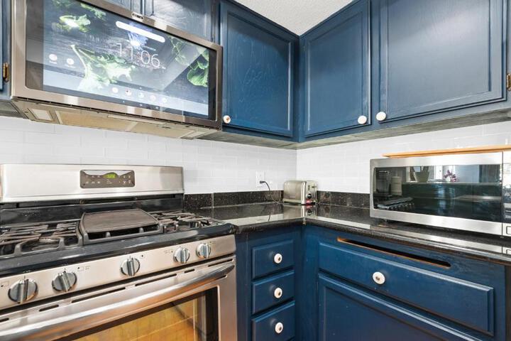 5bed 3bath Private gated community home 7miles to Downtown La close to Disney