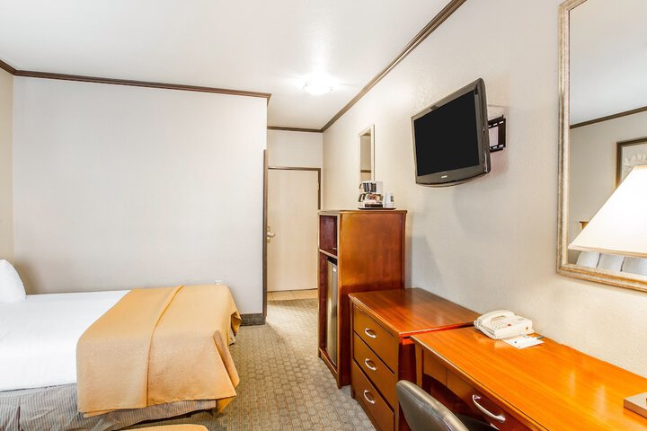 Room 23 of 28