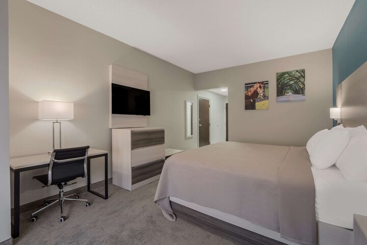 Room 16 of 38