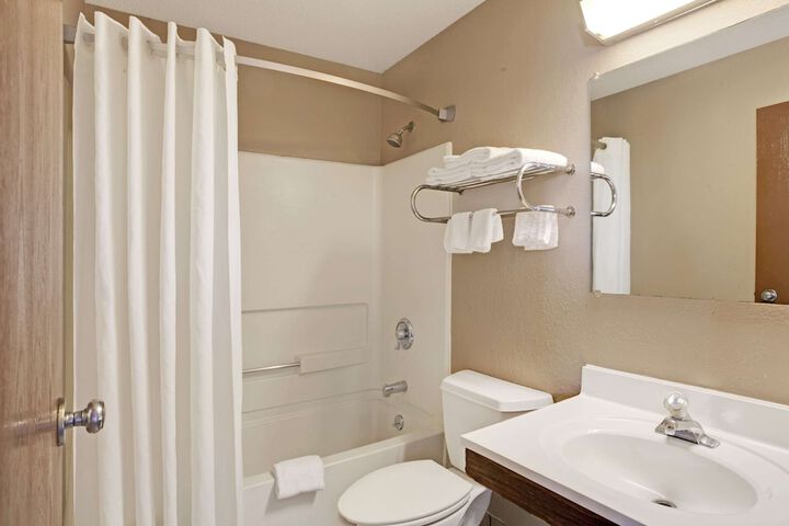 Super 8 by Wyndham Nashville / Dntn/ Opryland Area