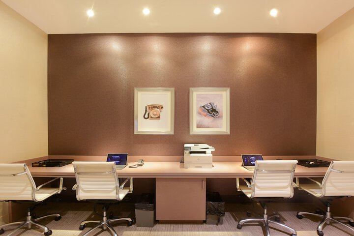 Business Center 76 of 78