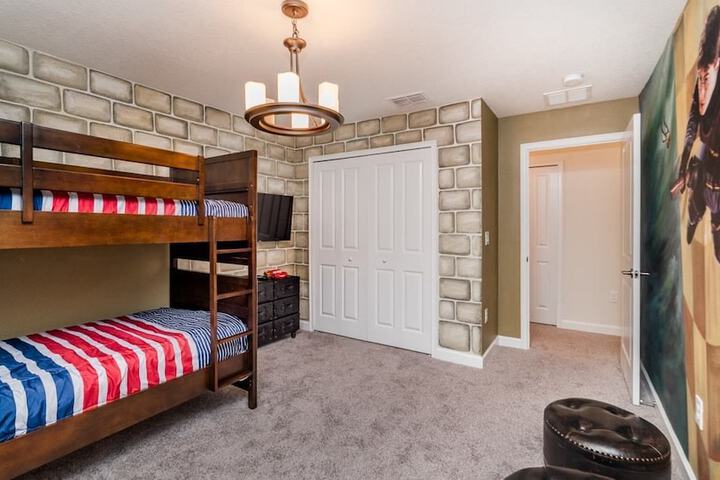 Room 10 of 18