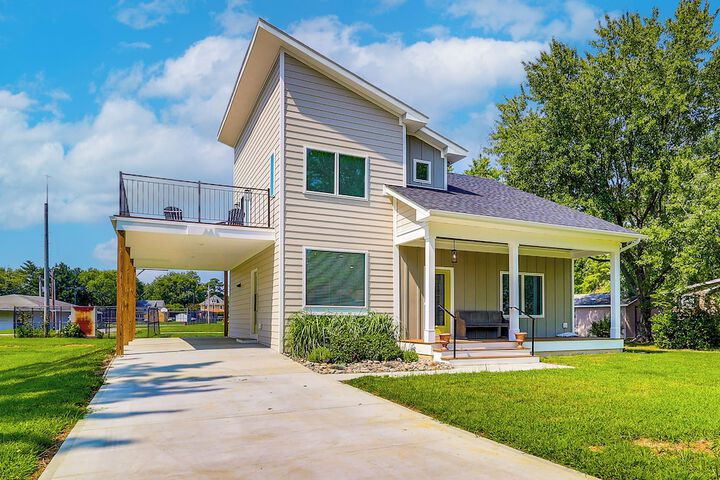 Rock Hall Retreat w / Balcony Near Park & Marina!