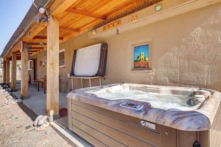 Artsy Studio w / Patio: 25 Mi to Santa Fe