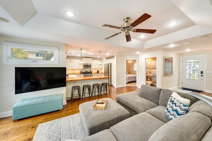 Lakefront Edgerton Cottage w / Deck & Grill!