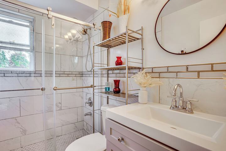 8 Mi to Long Beach: Cozy Apt w / Fenced Yard!