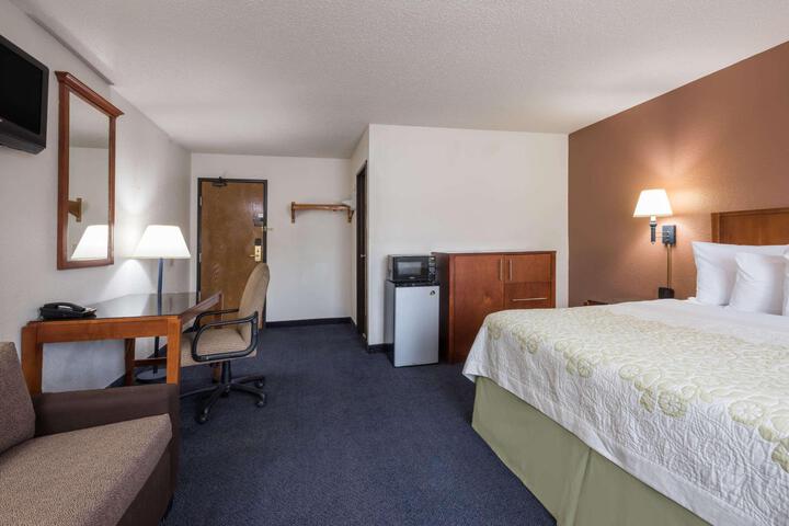 Days Inn by Wyndham Greenfield