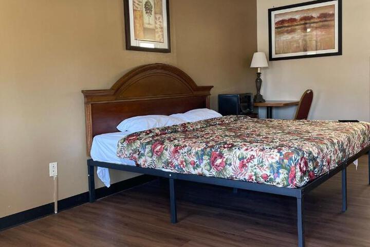 DELUXE INN