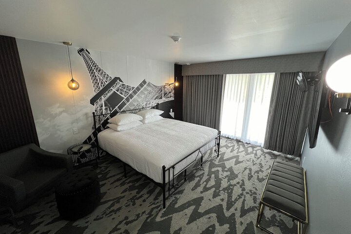 Lighthouse Inn & Suites