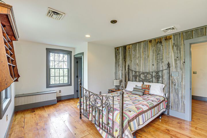 Spacious & Historic Cabin in New Haven w / Pond!
