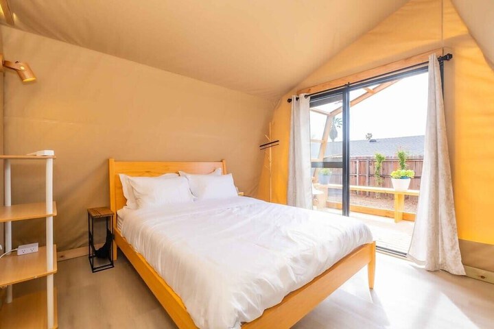 Urban Glamping Oasis: Comfort & Adventure Combined