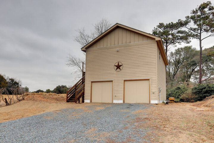 Kitty Hawk Apartment w / Hot Tub - 1 Mi to Beach!