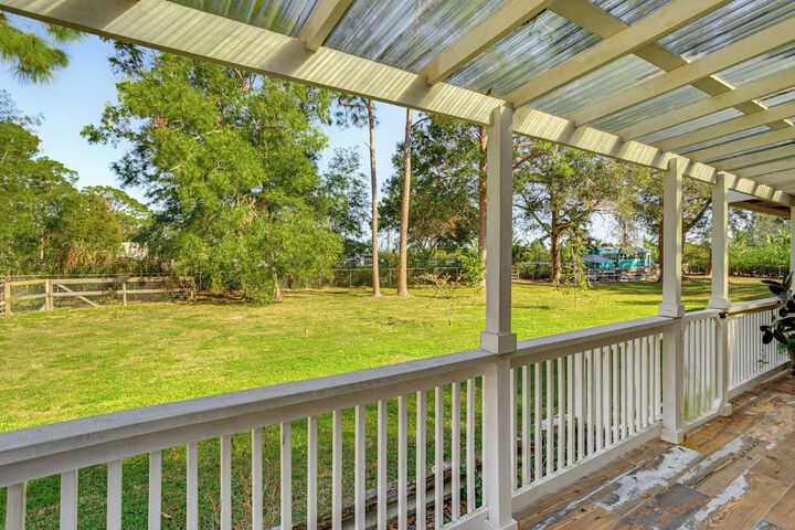 Peaceful Loxahatchee Apartment w / Covered Porch