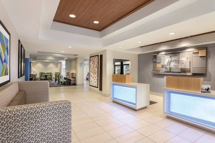 Holiday Inn Express & Suites Shawnee by IHG