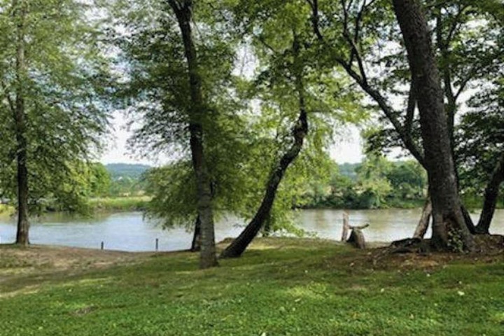 Riverside Ranch by Avantstay Mins to Downtown