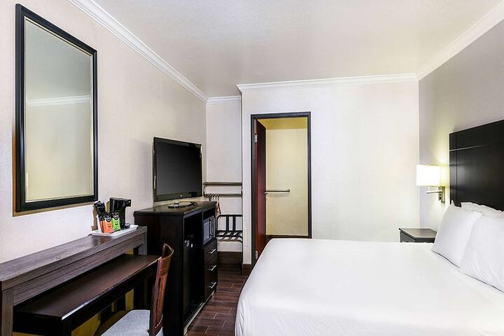 Travelodge by Wyndham Commerce Los Angeles Area