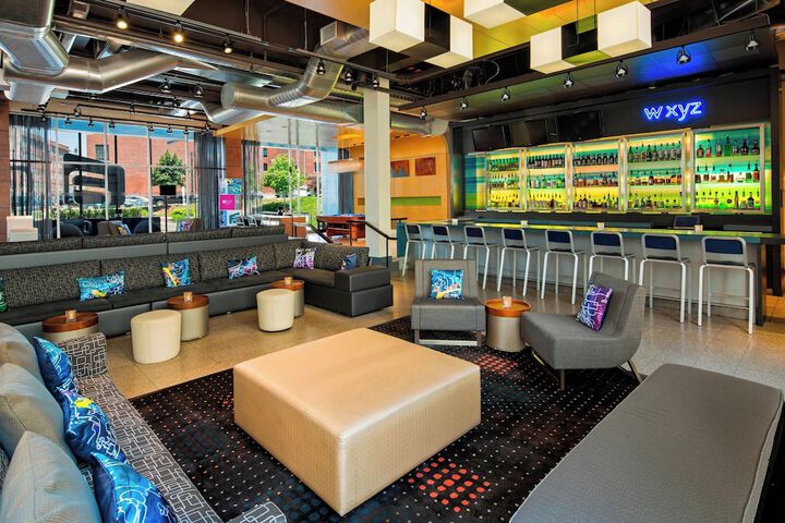 Lounge 64 of 76