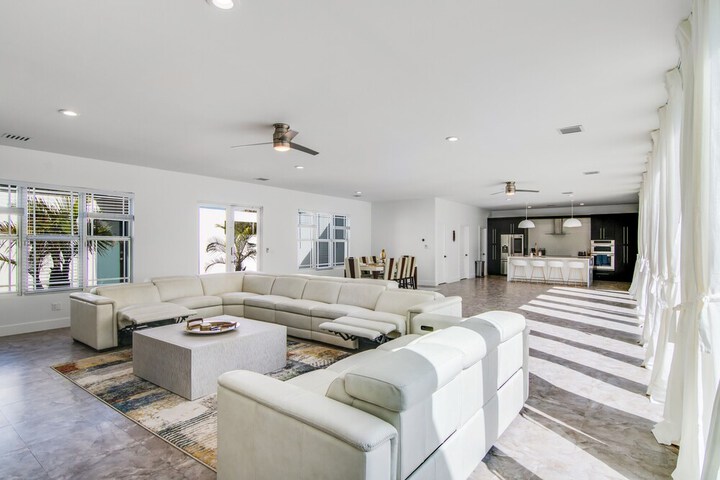 6BR Sleeps 15 Pool BBQ Firepit Games Stables More!