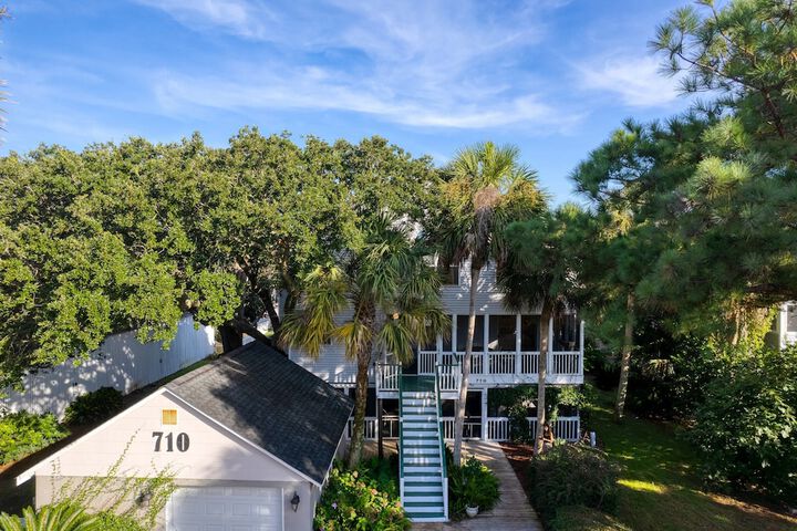 Hemlock by Avantstay Minutes From Folly Beach w / Multiple Patios