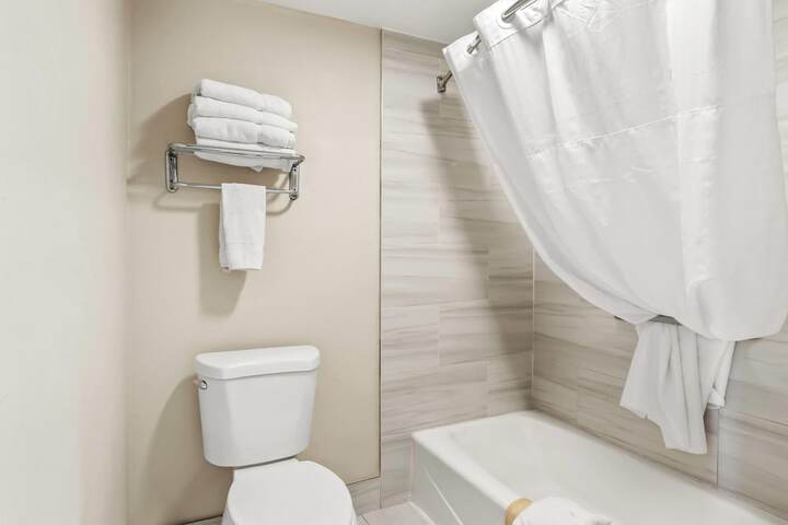 Days Inn by Wyndham Fontana / Rialto