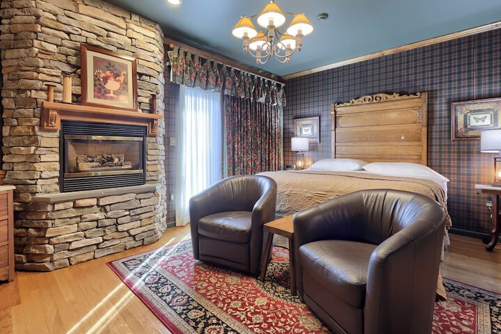 Twin Pine Manor Bed & Breakfast