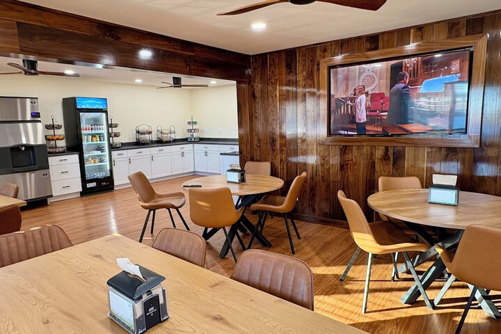 Americas Best Value Inn Wall