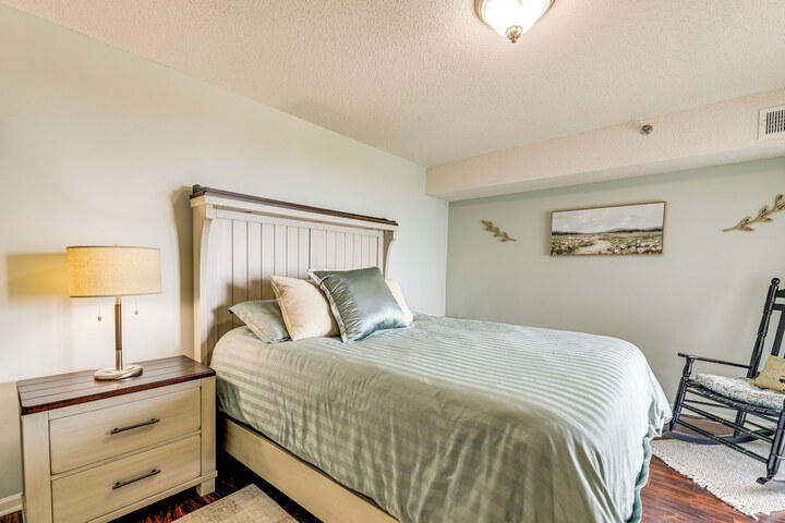 N Topsail Beach Oceanfront Condo w / Pool!