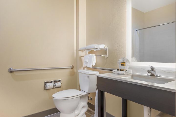 Best Western Plus Monica Royale Inn & Suites