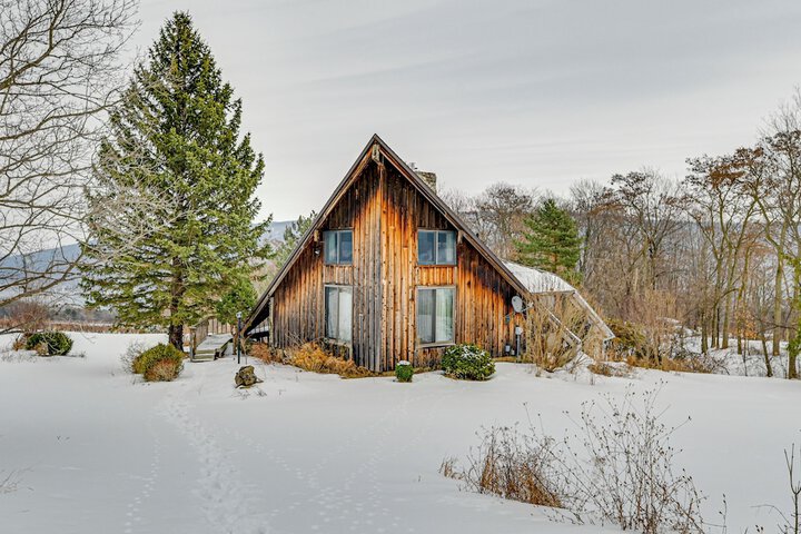 Near Canandaigua Lake: Retro Cabin w / Deck & Views