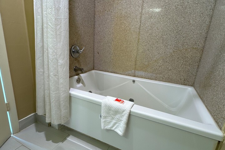 Room 9 of 32