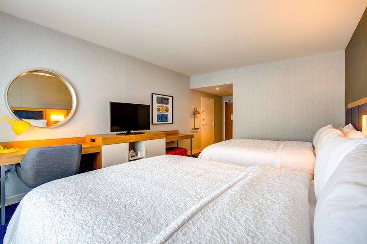Hampton Inn & Suites Boston / Waltham