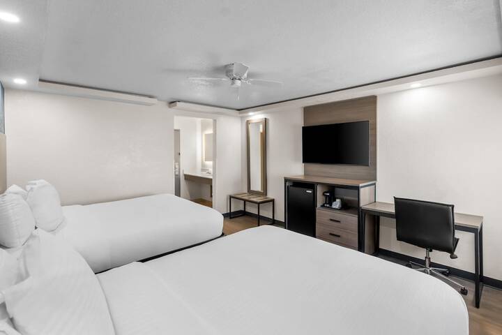 Baymont by Wyndham Arlington at Six Flags Dr