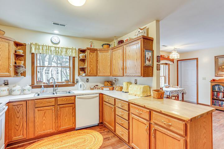Charming Apartment w / Yard & Beautiful Gardens!