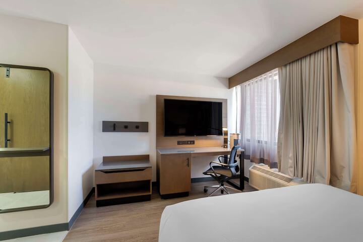 Room 11 of 32