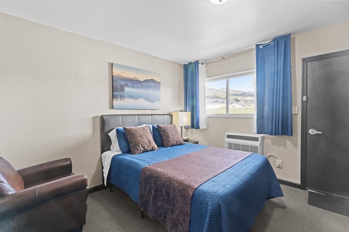 Room 10 of 28