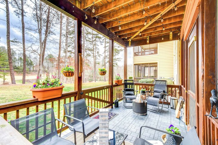Modern Condo + Golf Course View Near Hiking!