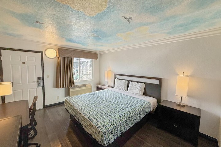 Room 14 of 18